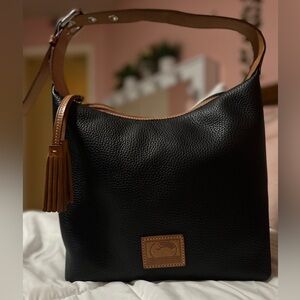 Dooney and Bourke Large Bag

EUC! Smoke and pet free home.